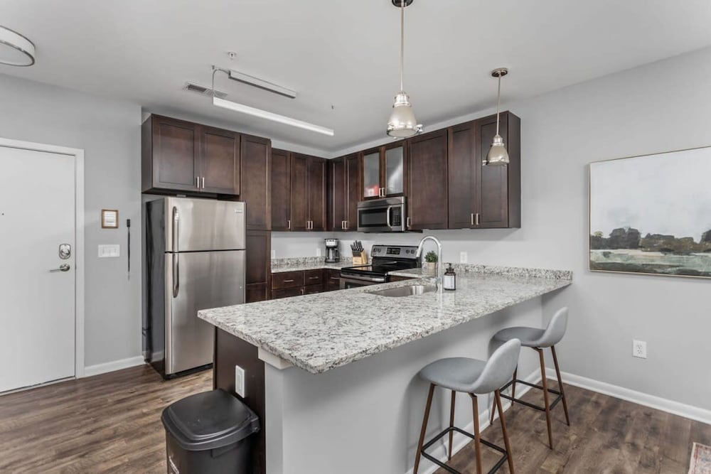 Cozysuites l Roomy 1BR Monument Circle Indy view 5