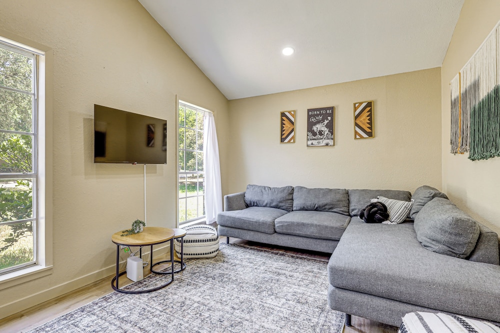 3 Mi to Dtwn! Group-friendly Getaway in Temple