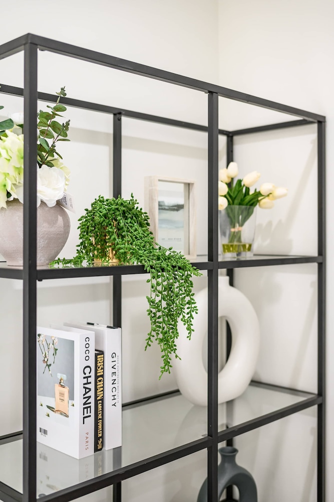 Stylish New Home Bright Modern Fully Stocked