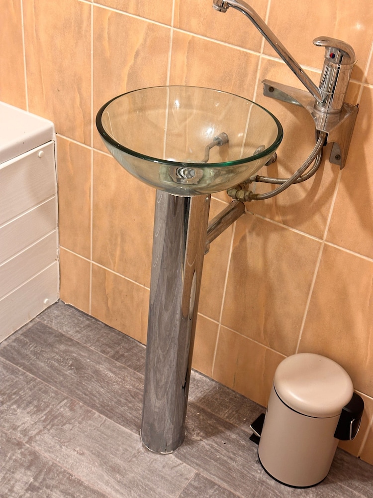 Charming Birmingham Apartment With Mini Balcony and Wifi With a Free Parking