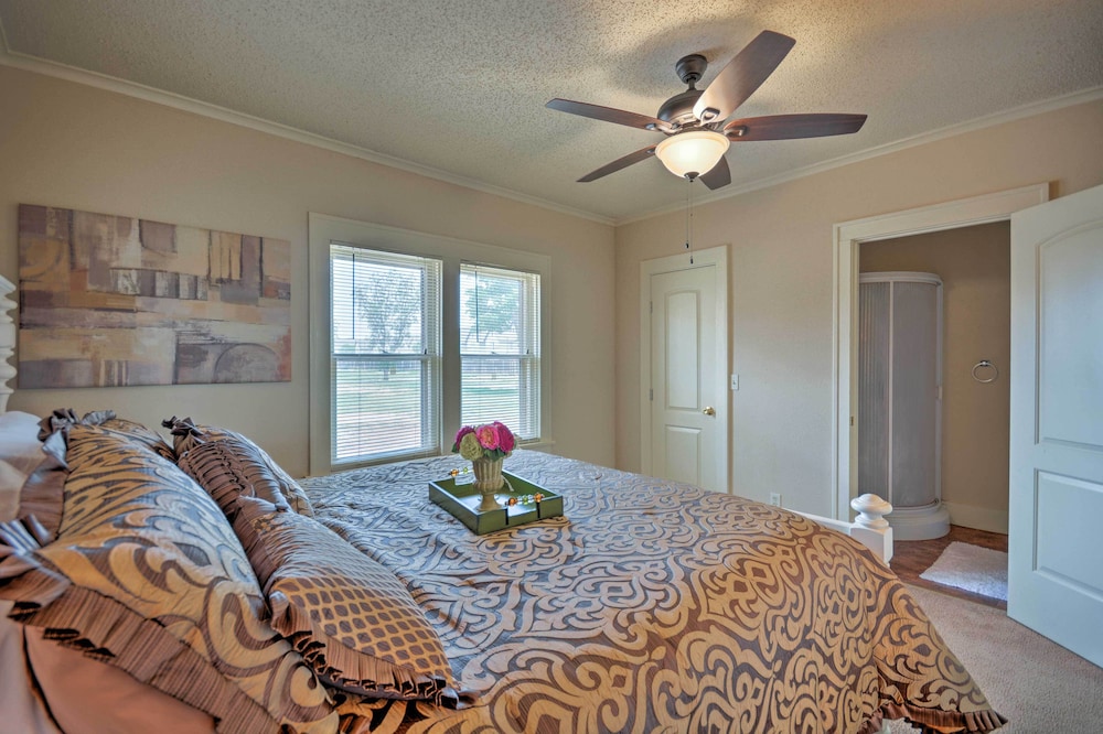 Inviting Lubbock Home > 1 Mi to Downtown view 2