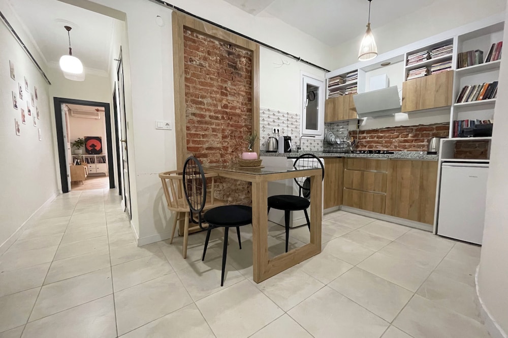 2BR and 2bath balcony apt in heart of isatanbul #3