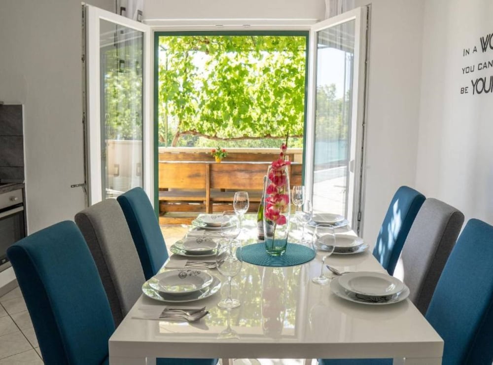 Tranquil Oasis Holiday Home Primorski Dolac With Pool