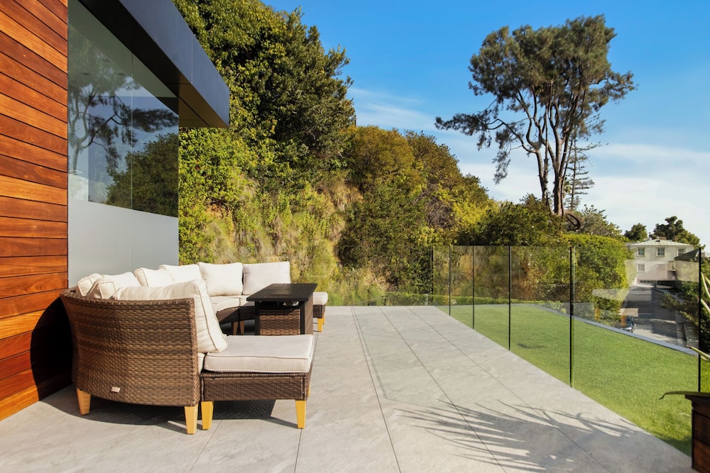 Belfast Estate - Mid-century Meets Modern - Luxe Poolside Villa