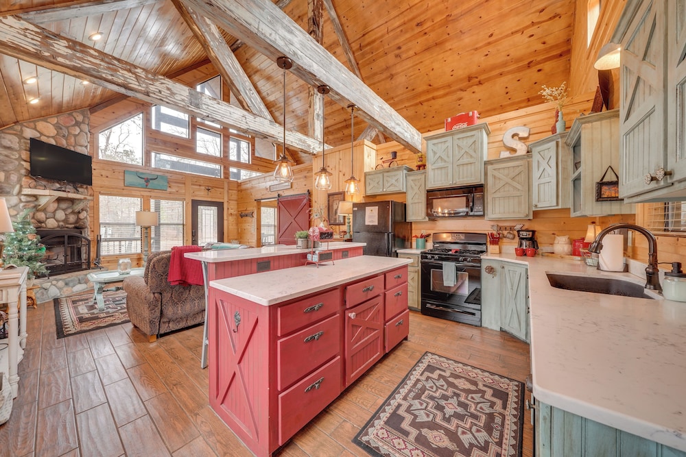 Hot Tub + Fire Pit: Broken Bow 'honeymoon Cabin'