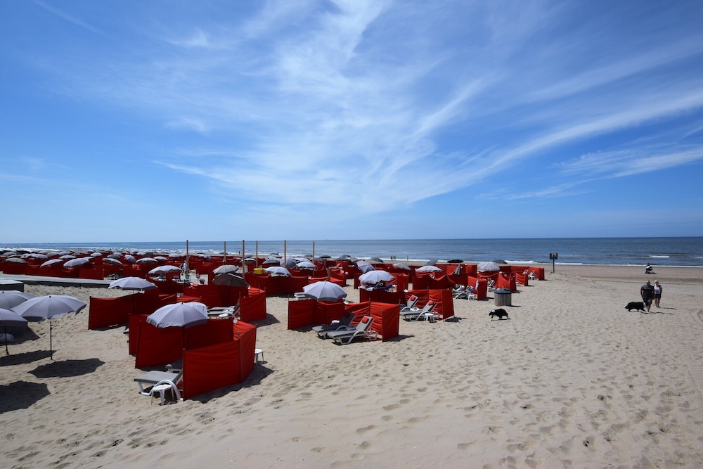Luxurious Holiday Home with Hot Tub in Noordwijk view 2