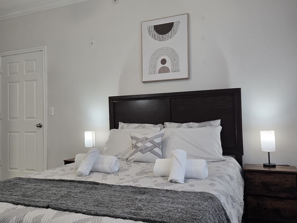 Apartment - Sleeps 5 - Pool - Parking - Gym - Image 4