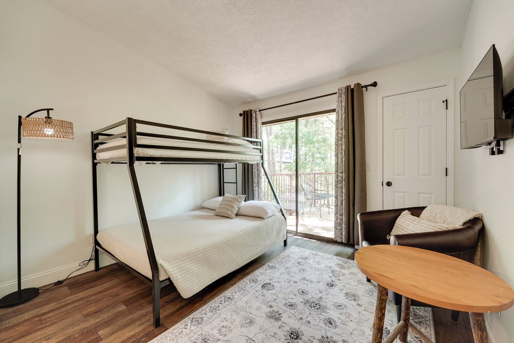 3 Mi to Table Rock Lake: Cozy Cabin in the Woods!