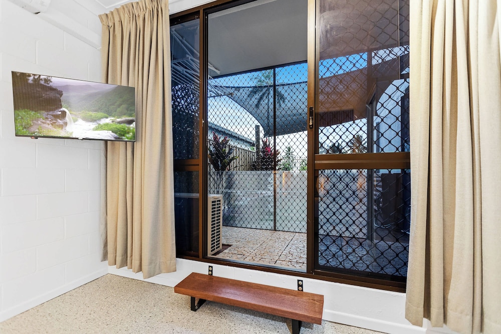 Rainforest Reef Retreat - Esplanade Ground-floor Apartment