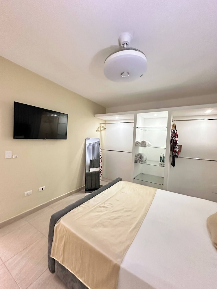 Family apt Centric Near Historic Center Boardwalk