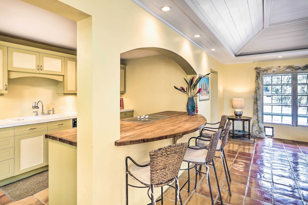 Bright St Thomas Getaway W/pool, 3Mi to Magens Bay