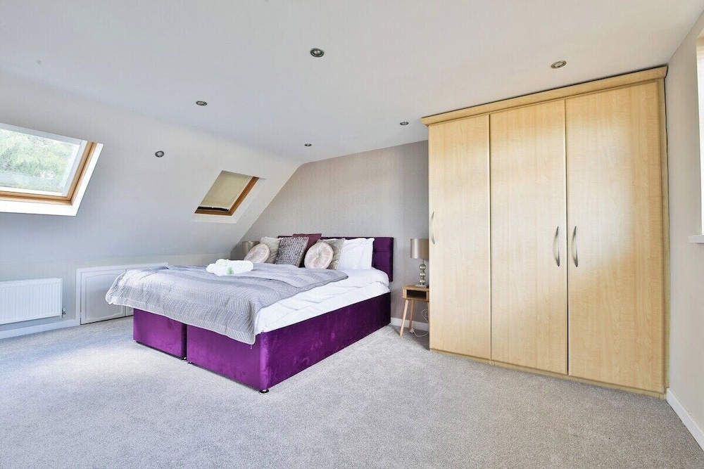 Spacious 3 Bed Home With Pool Table