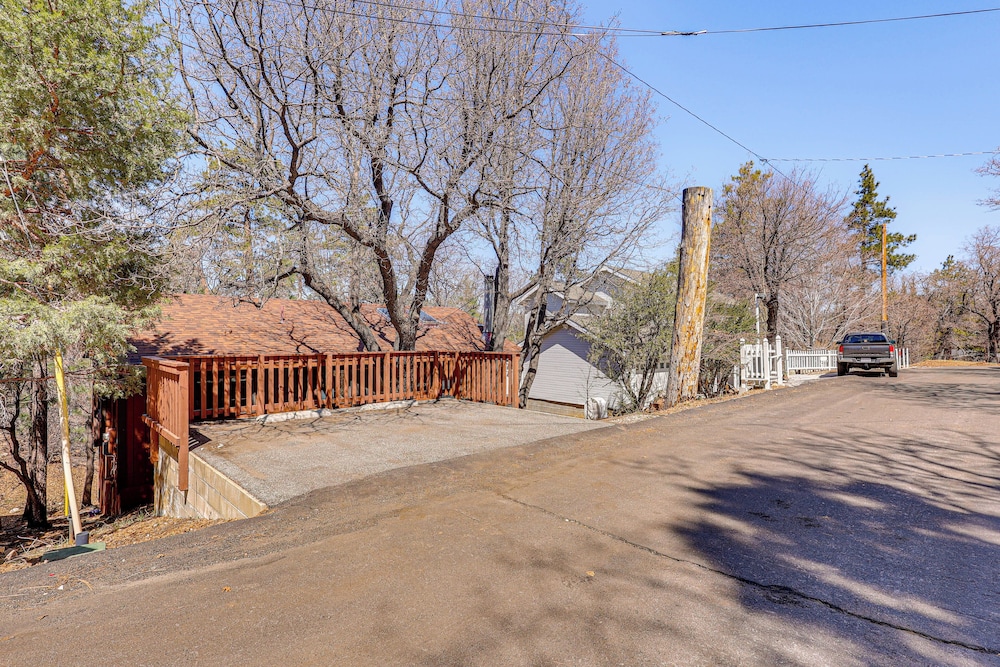 8 Mi to Big Bear Lake: Cabin w/ Deck & Fireplace
