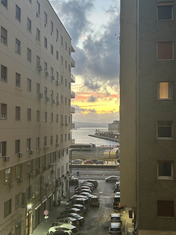 A un passo dal Castello Maschio Angioino — Naples