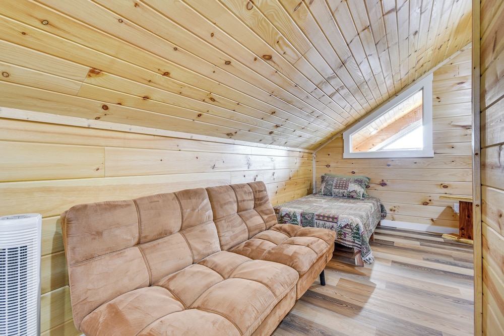 Covered Porch & Fire Pit: Cabin in Richland