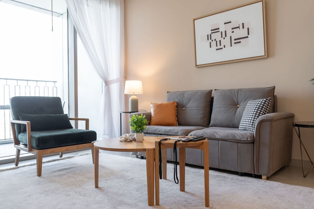 Modern 1-bedroom Apartment Perfect for Family in Downtown With Skyline Views
