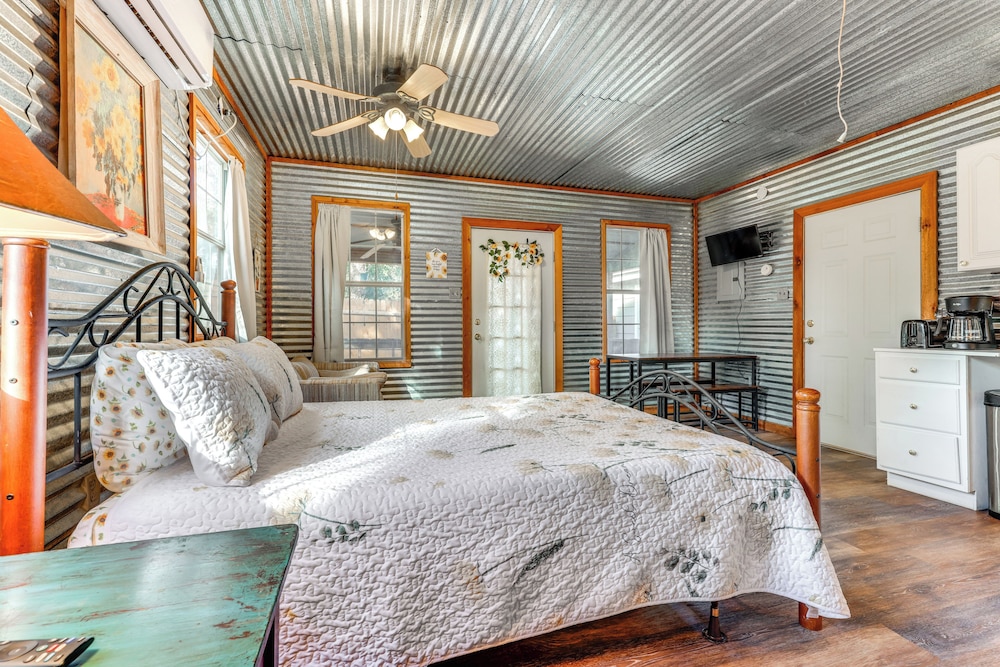 Cozy Couple's Cottage w/ View Near Canyon Lake!