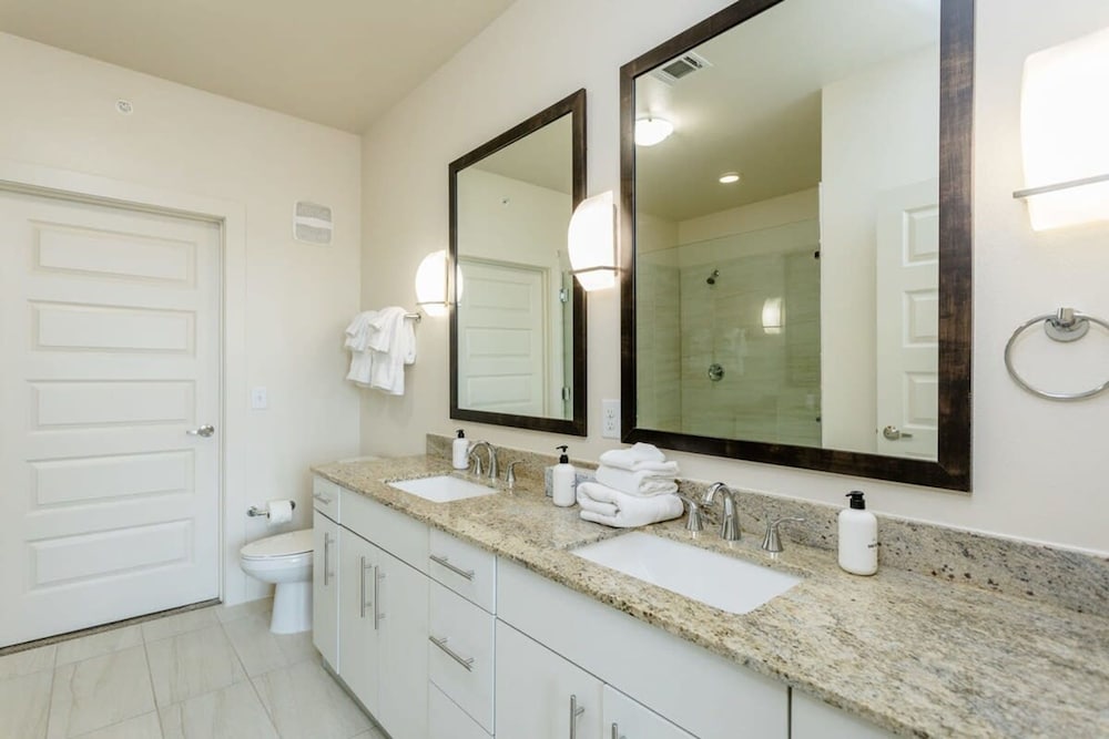 Renew Tanglewood 3-bedroom in Uptown Houston