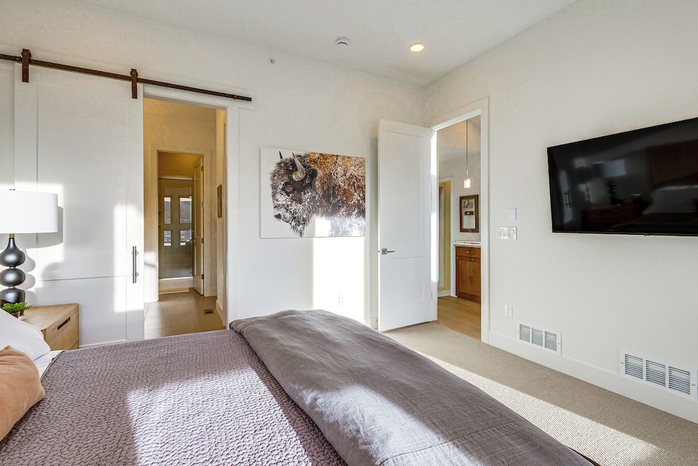 5 Mi to Winter Park Resort! Hot Tub Haven w/ Views