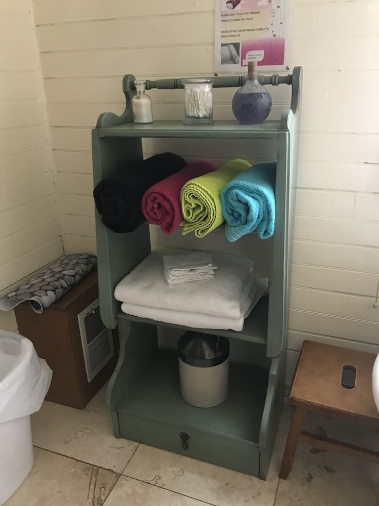 Downtown BnB King Bed Clawfoot Tub & Hot Tub