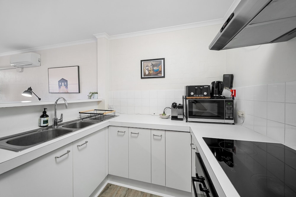 Stylish 1-bed Stay With Balcony & Study