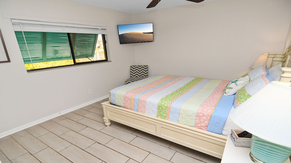 Amazing - 4 Bed Billiard Table Luxury Canal Pool