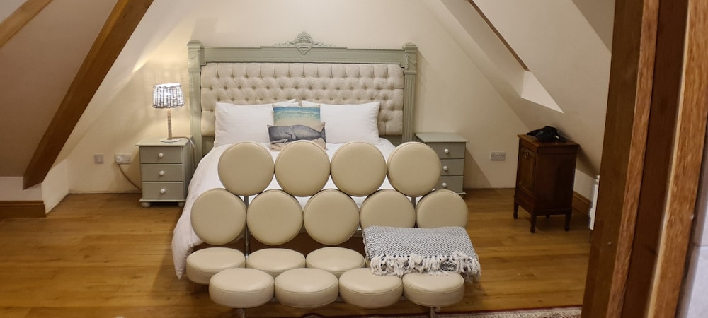 Charming En-suite Bedroom With Patio in St Aubin view 2
