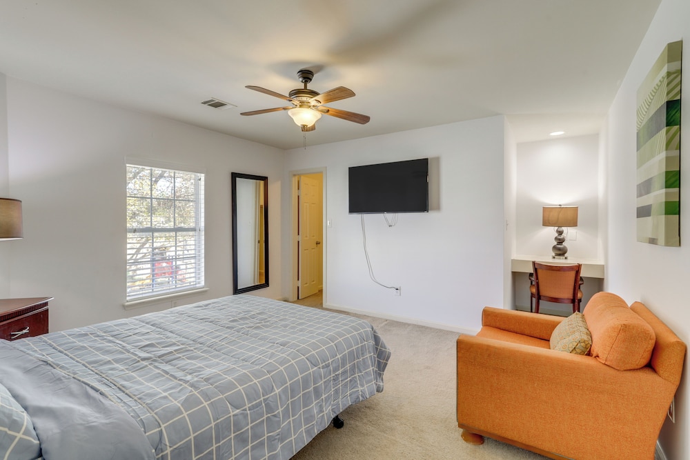 Pool Table & Patio w/ Bar: Spacious Houston Gem!