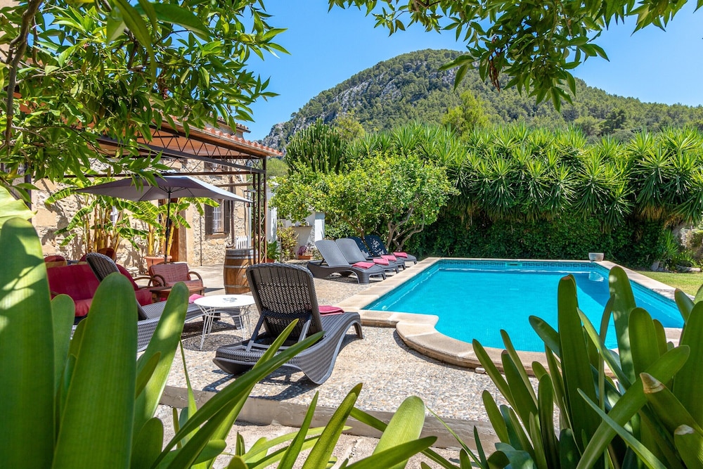 Traditional Charm With Private Pool