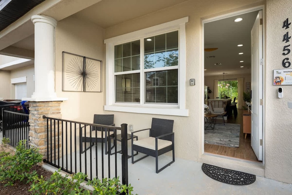 New Listing - Modern Decor 4 BR Townhouse
