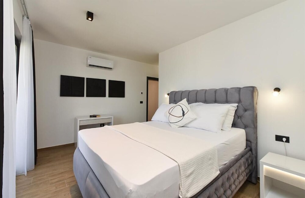 Spacious Villa With Pool and Garden in Stokovci