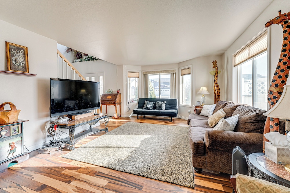 1 Mi to Moses Lake: Home w/ Private Yard & Hot Tub