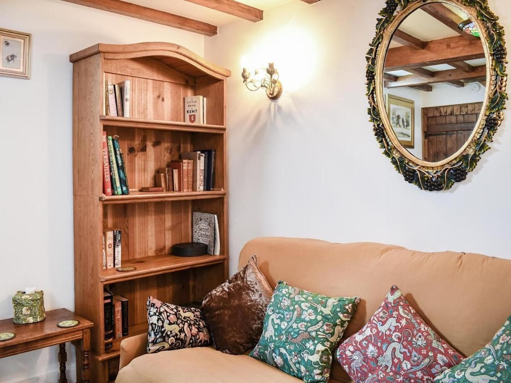 Local Pubs, Walking Routes, Cottage w Parking