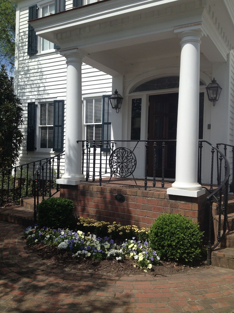 Carriage House Inn