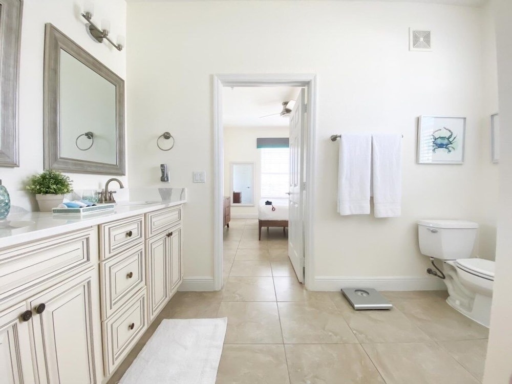 Penthouse Gem. All New! 3 Bedroom Condo by Redawning