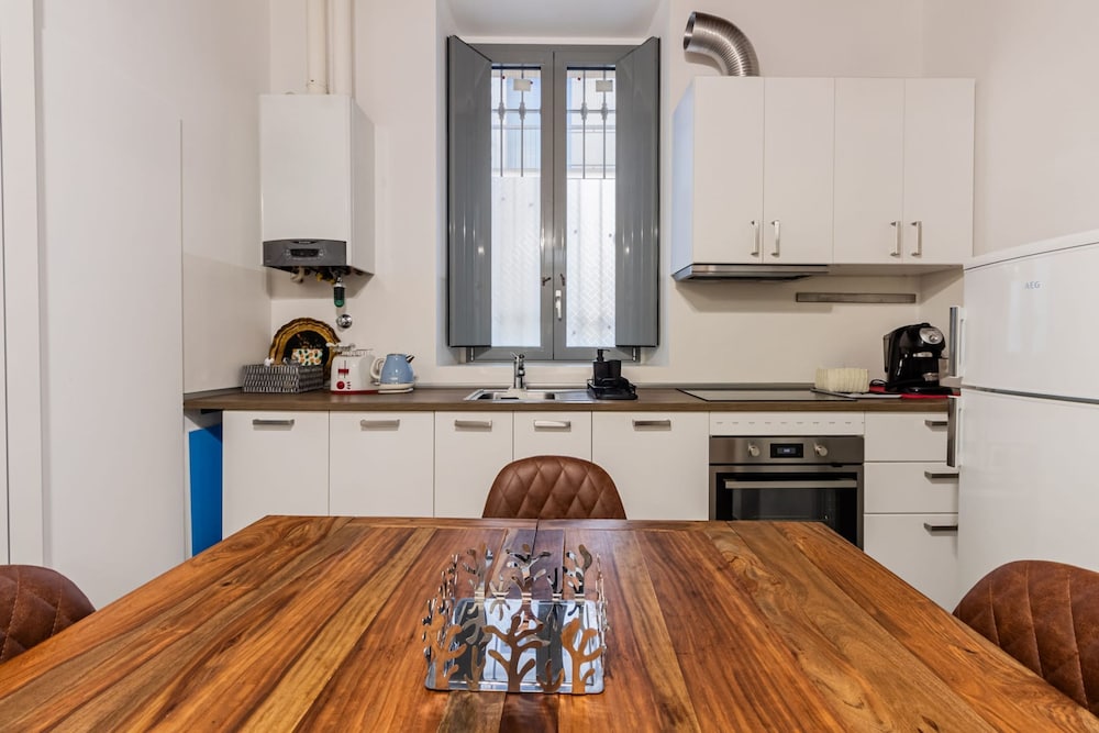Moderno Loft nel Cortile di un Casale Storico