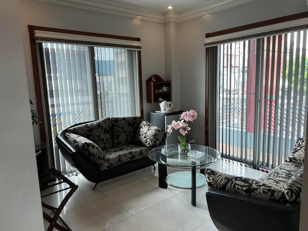 Townhouse OAK Makati Manila Near PNR Pasay Evangelista formerly VIP Suites