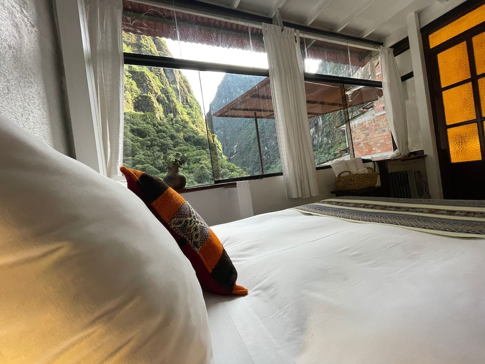 Bear Creek Lodge and Cabins in Helen Ga - Pet Friendly, River on Property, Walking Distance to downtown Helen