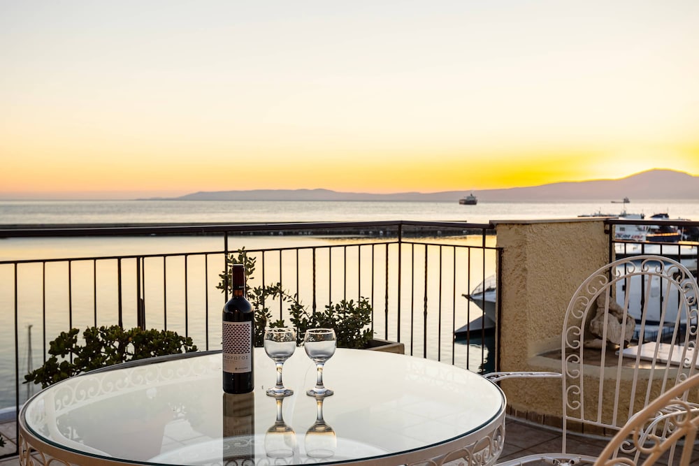 Beachfront Sunny Penthouse - Kalamata Seablisss