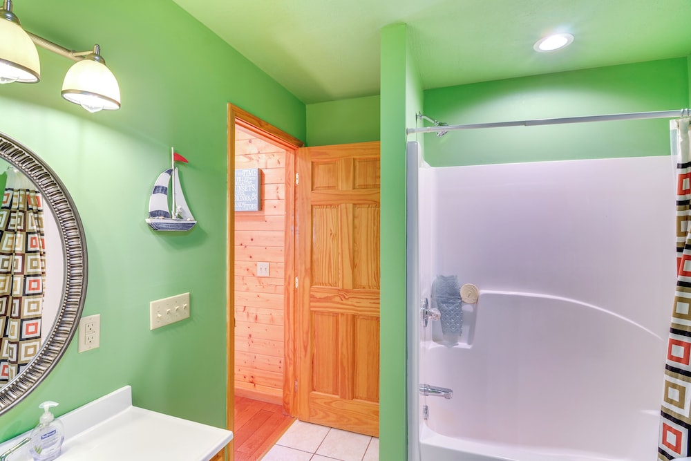 3 Mi to Marina: Cabin w/ Hot Tub in Byrdstown!