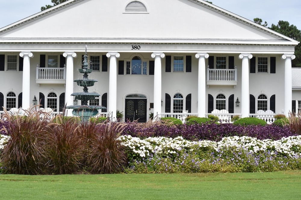 Overlooking Golf Course Villa 1408 with Full Kitchen Close to Calabash by RedAwning view 5