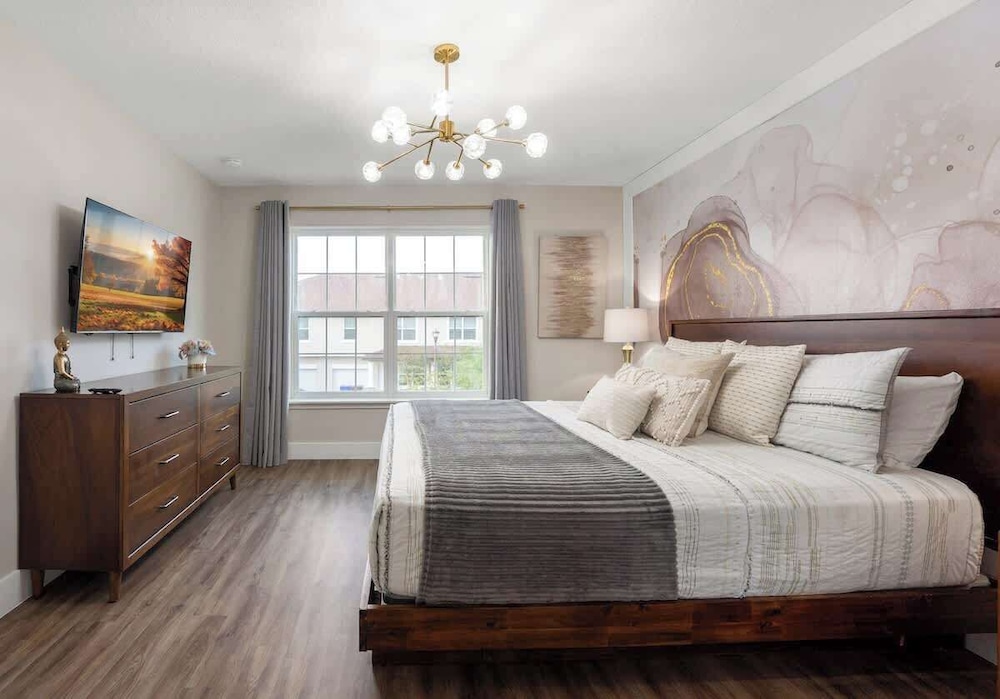 Beautiful 4BR Home w/ Modern Design
