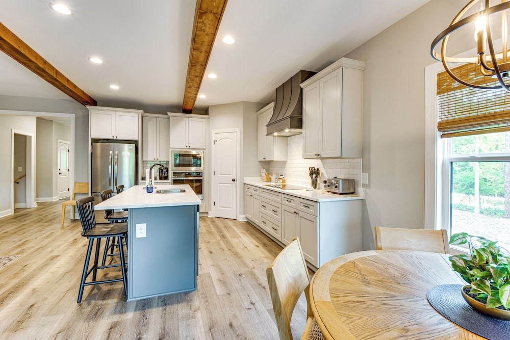 Boat Dock + Lake Hartwell Access: Family Getaway!