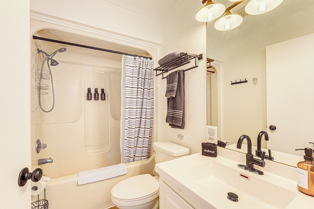 Lake View & Deck: Group Getaway in Whitehall!