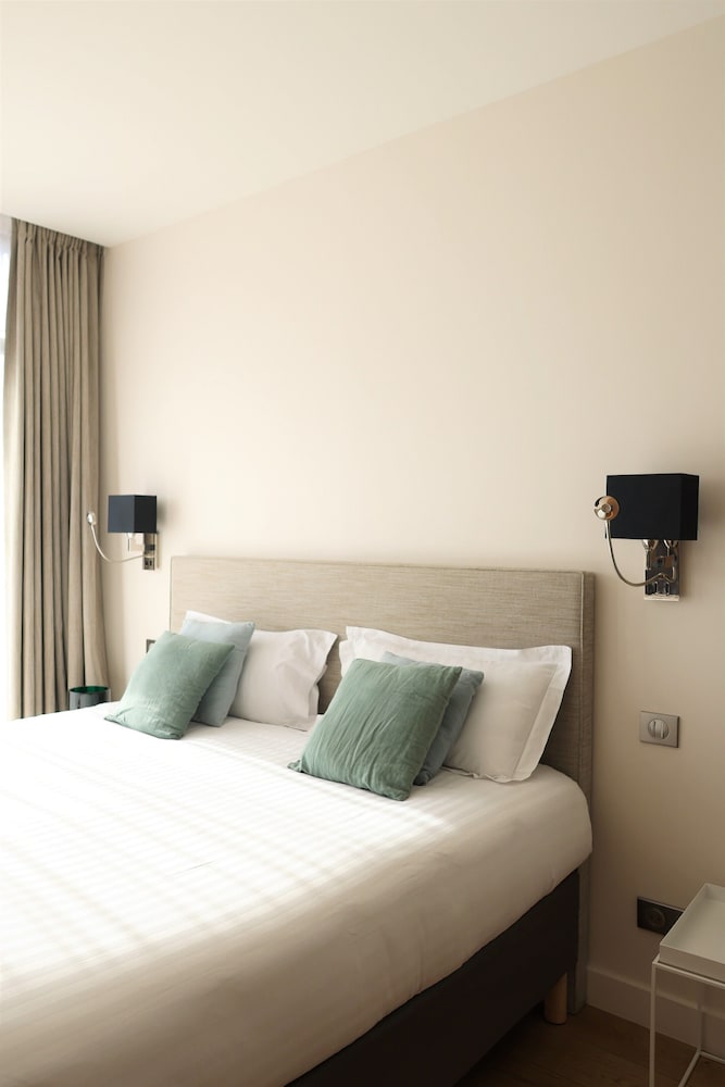 LES SUITES DU PORT by Le Saint Ferdinand