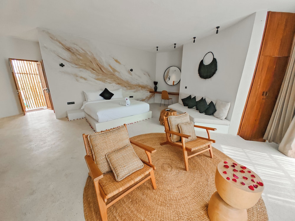 Hillstone Luxury Village