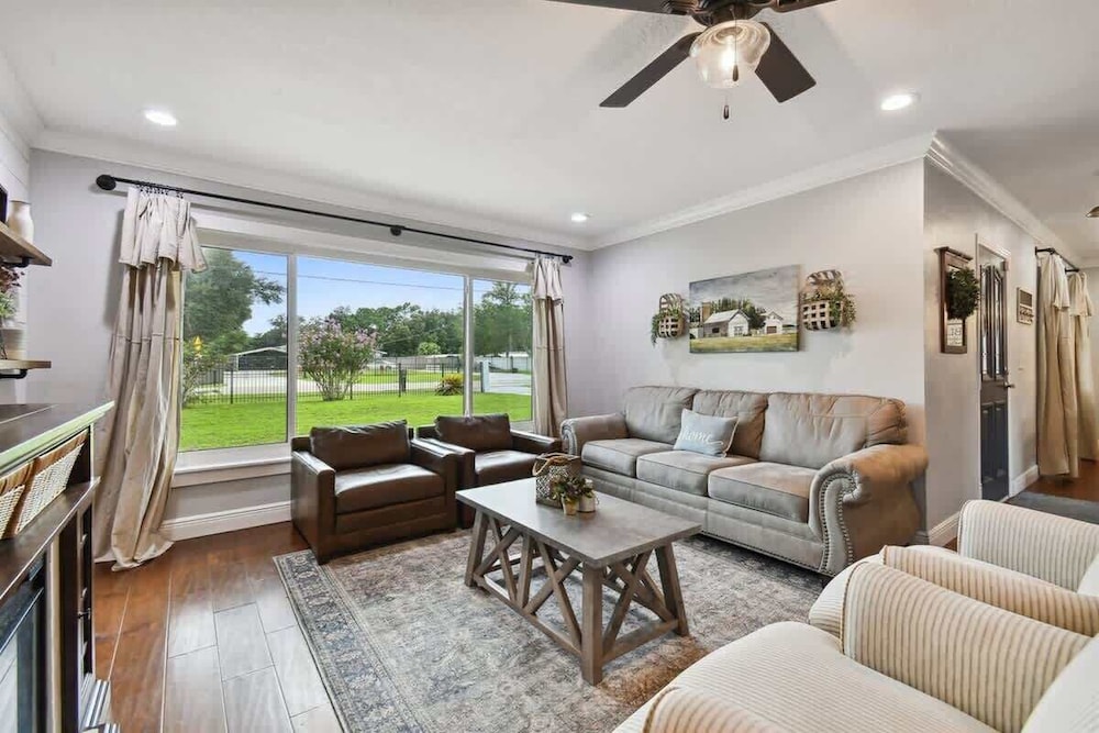 Spacious 4 Bedroom Entire Home, Tampa, Fire Pit