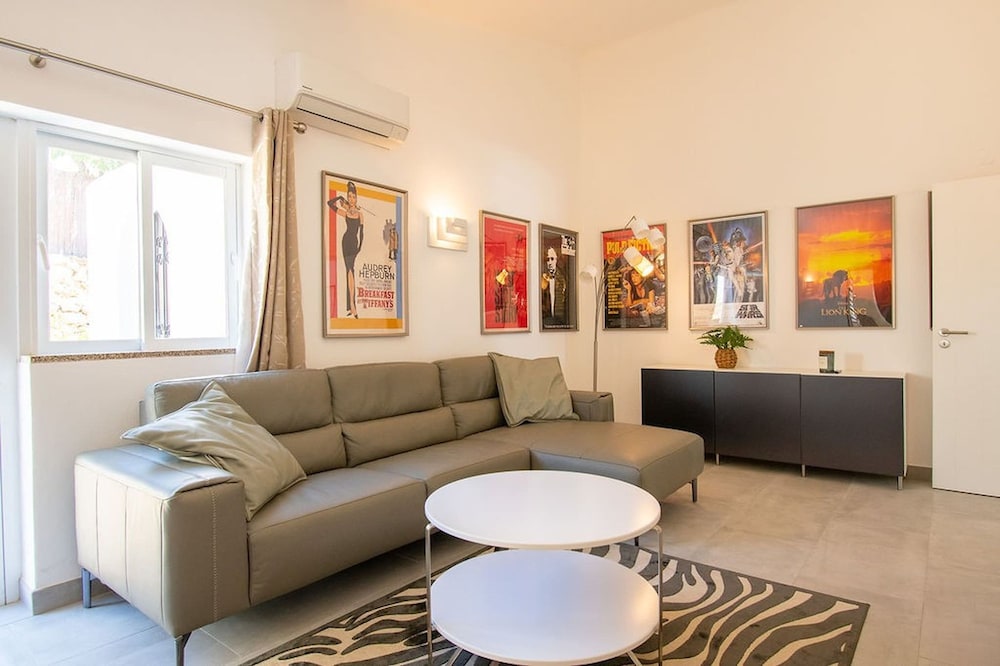 Lavanda Magnificent Five Bedroom Villa in Carvoe
