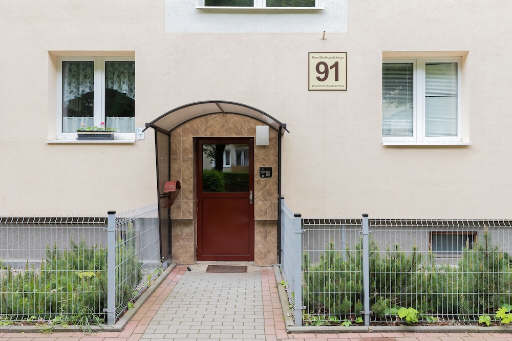 Cozy Apartament Redłowo by Renters view 3