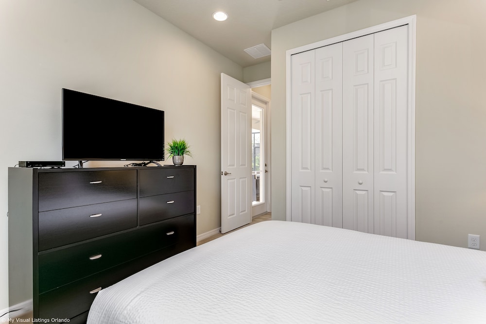Spacious Home w/ Private Pool/spa! Sleeps 21